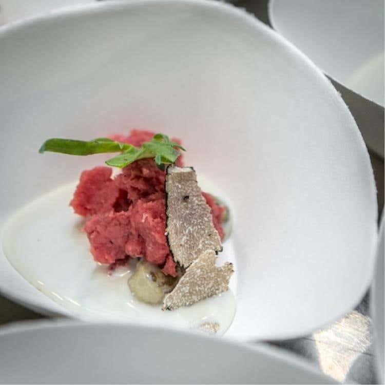 Battuta di coscia di manzo al coltello su crema di ostriche (Marcello Trentini)